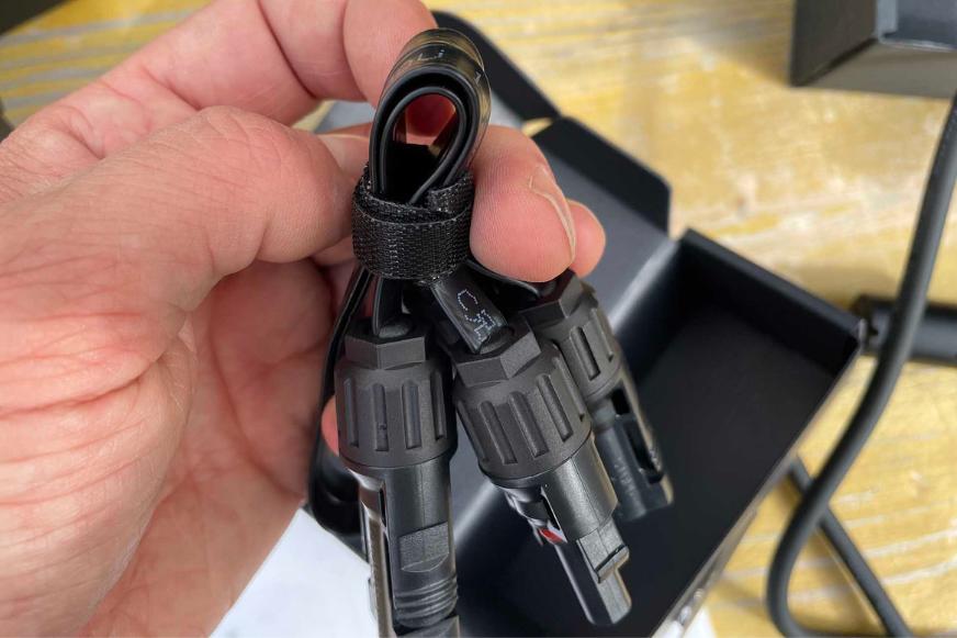 Das ultra flache EcoFlow Kabel wird in der Hand gehalten und gezeigt.